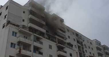 VIDEO/ Zjarr në një pallat në zonën e Astirit, policia evakuon banorët, nuk raportohet për të lënduar