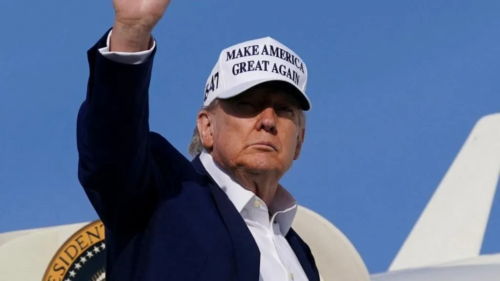 Lufta tregtare, Trump pranon kërkesën e Von der Leyen për negocim të tarifave, shtyn afatin