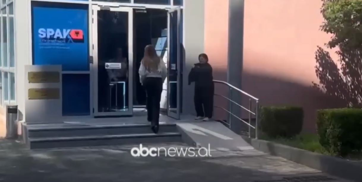 VIDEO/ Ajola Xoxa paraqitet në SPAK, në zbatim të masës “detyrim paraqitje”