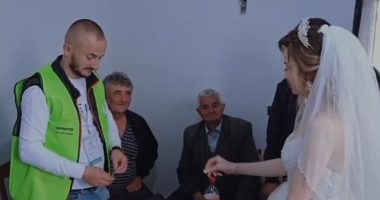 Vota në pajë/ Nusja me vello në qendrën e votimit, martohet ditën e zgjedhjeve