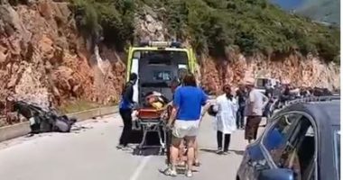 Makina përplas motorin në Himarë, një i vdekur dhe një i lënduar