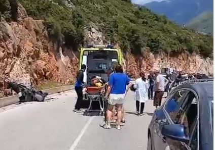 Makina përplas motorin në Himarë, një i vdekur dhe një i lënduar