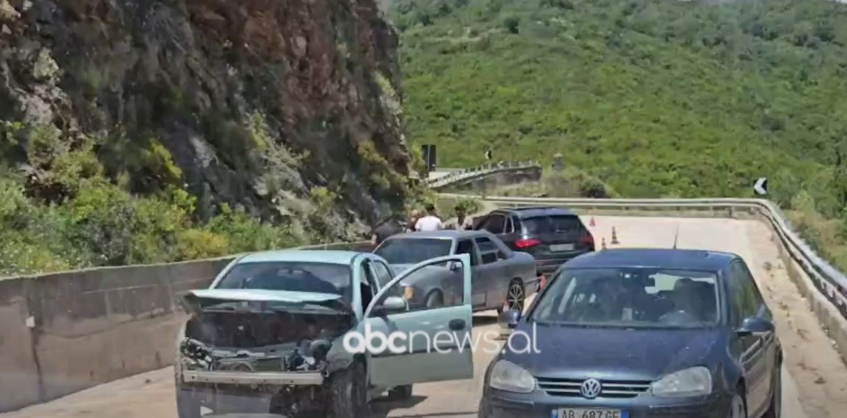 VIDEO/ Aksident i trefishtë në aksin rrugor Dhërmi-Himarë