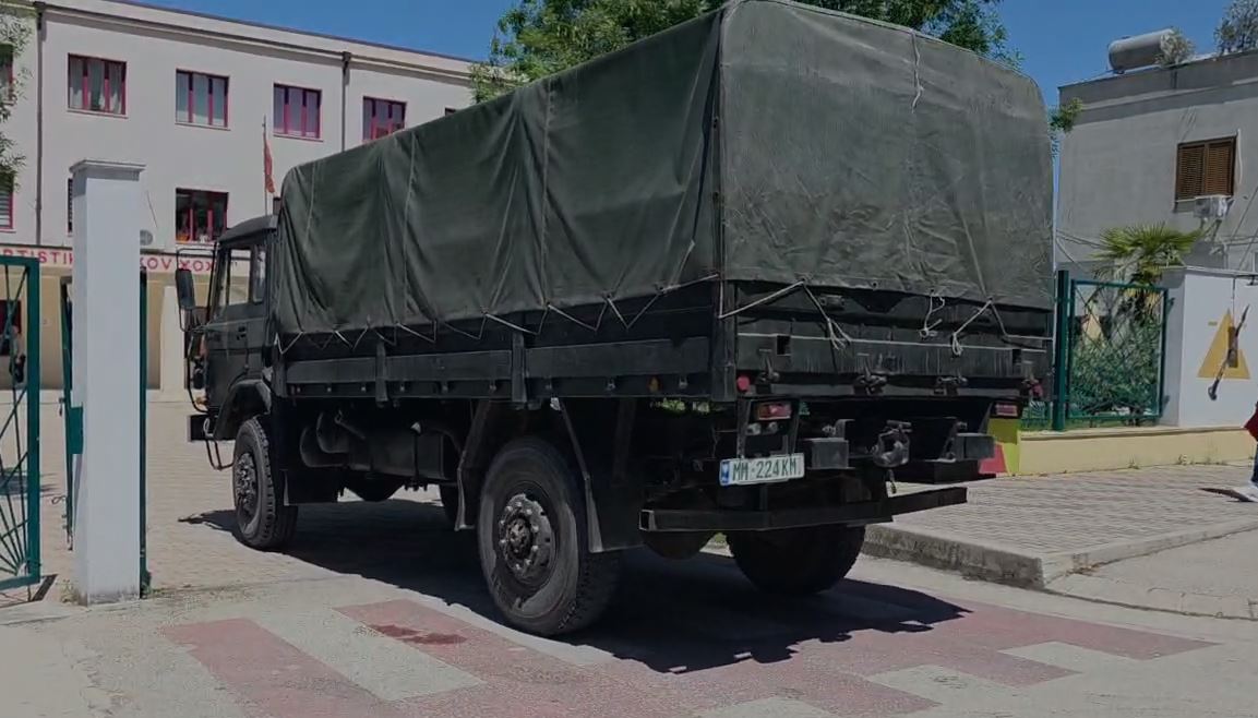 VIDEO/ Materialet zgjedhore mbërrijnë në Fier