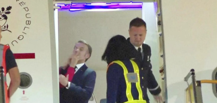VIDEO/ Presidenti Macron goditet me shuplakë nga bashkëshortja e tij