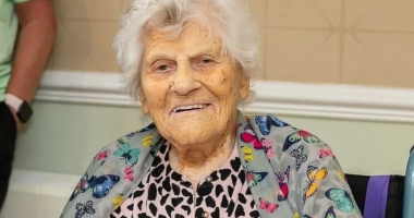 Gruaja më e vjetër në botë/ 115-vjeçarja britanike jep “recetën” e jetëgjatësisë: Mos debatoni…