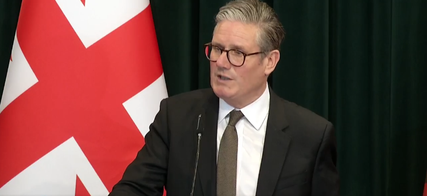 “Të shtojmë qendrat e dërgimit”, Starmer: Tashmë kemi kthyer rreth 24 mijë emigrantë të paligjshëm