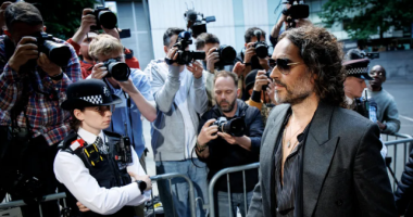 Russell Brand mohon fajësinë për akuzat e përdhunimit dhe sulmit seksual