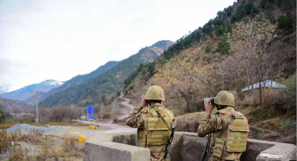 Tensionet me Indinë, Pakistani urdhëron banorët e Kashmirit të mbledhin ushqime