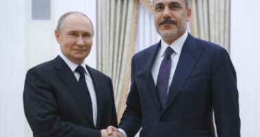 Putin dhe ministri i Jashtëm i Turqisë diskutojnë rreth përpjekjeve të paqes në Ukrainë