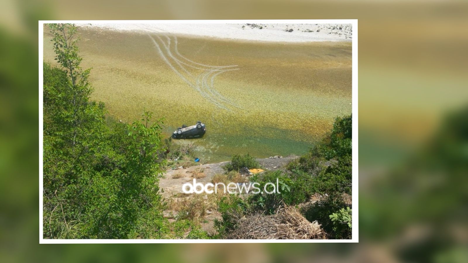Aksident në Vlorë/ Humbi kontrollin e automjetit, makina përfundon në lumë, plagoset shoferja dhe dy fëmijë