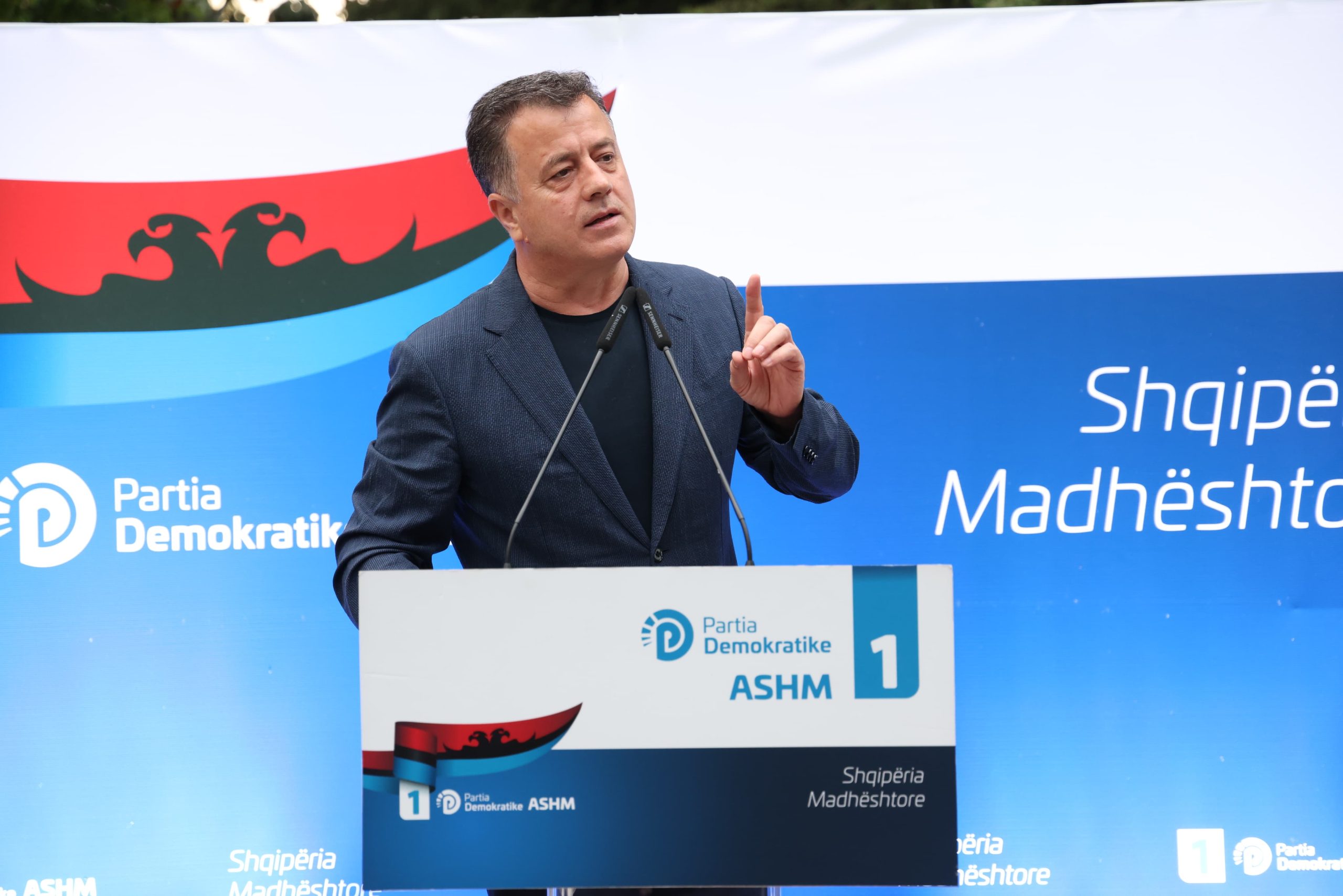 Fushata, shpatat “kryqëzohen” në Elbasan/ Noka: Sueeeel, kujdeees! Berisha pushim, çon “krahun e armatosur”