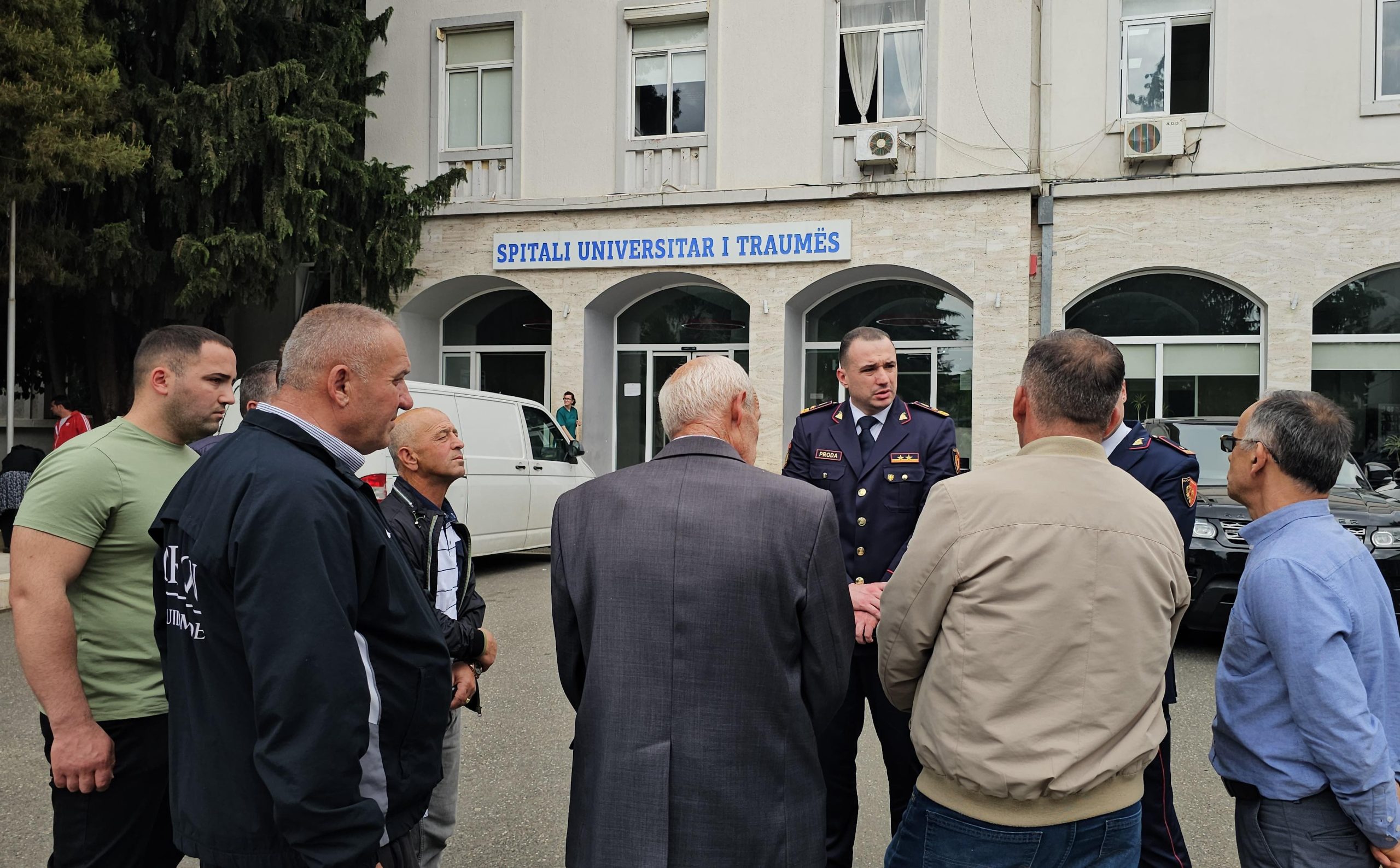 U aksidentua gjatë detyrës/ Drejtori i Policisë, Ilir Proda viziton familjarët e efektivit Gjurra te Trauma