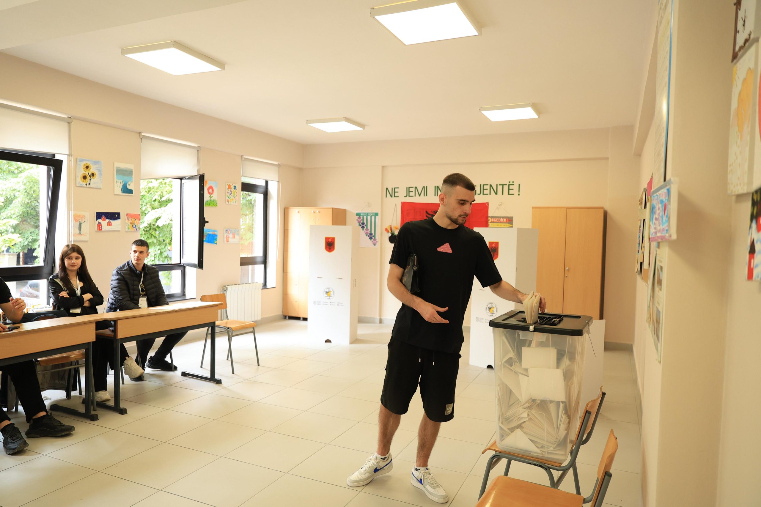 Zgjedhjet/ Pjesëmarrja në rang kombëtar 42.16%. Dibra me numrin më të lartë të votuesve, ndiqet nga Tirana e Fieri