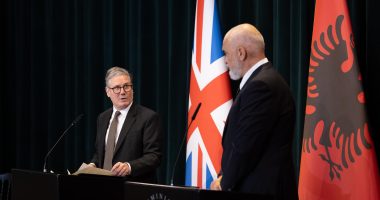 Starmer, i “humburi” i vetëm/	The Guardian “masakron” kryeministrin: Erdhi për triumf, por fitoi Rama