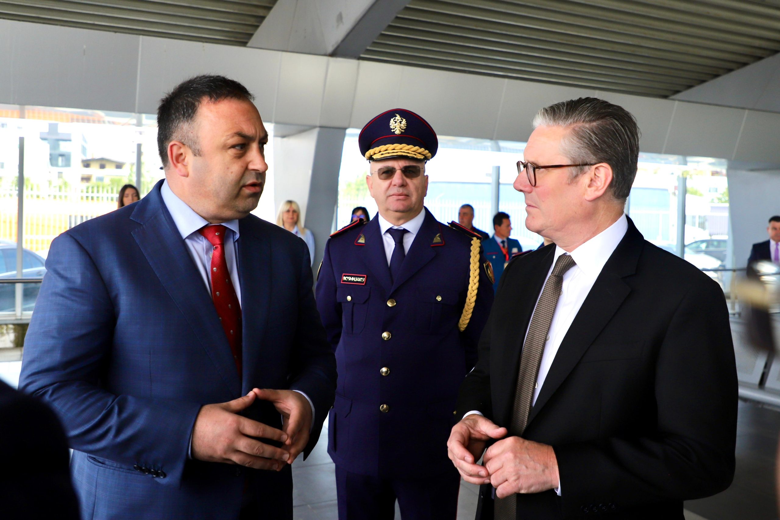 Ministri Hoxha pret kryeministrin britanik: Inspektuam masat dhe kontrollet kufitare në Portin e Durrësit