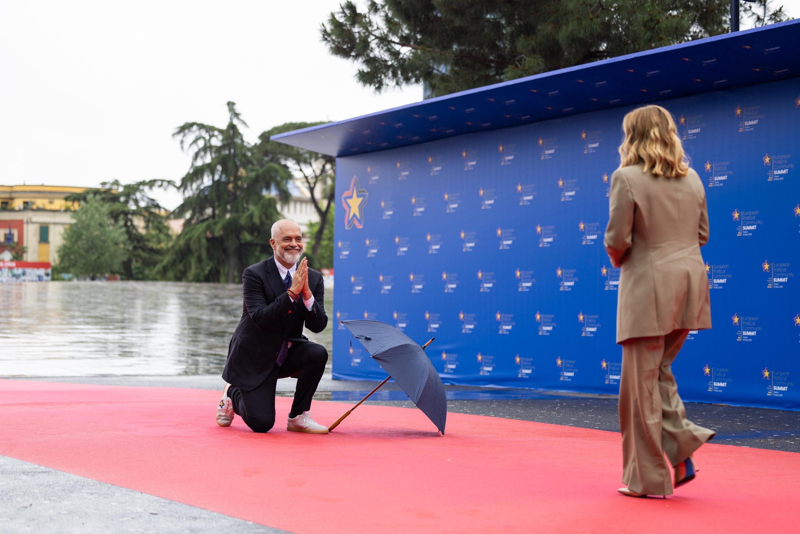 “Vëlla” Rama pret në gjunjë ‘motrën’ Meloni/ Batuta e kryeministres së Italisë: E bën që të jetë i gjatë sa unë