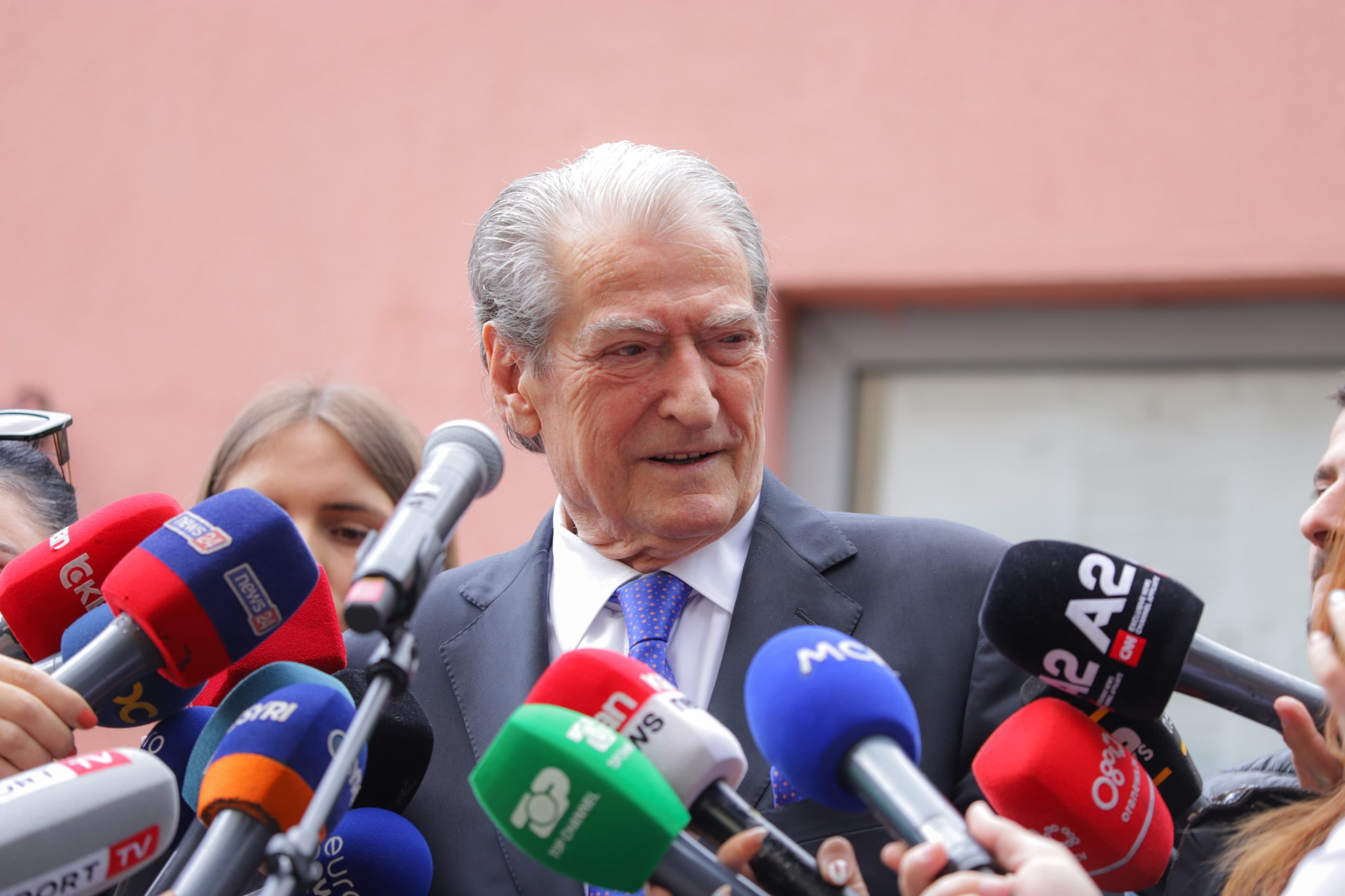 Berisha në sulm, për mbrojtje	godet gazetarët, lavdëron La Civita