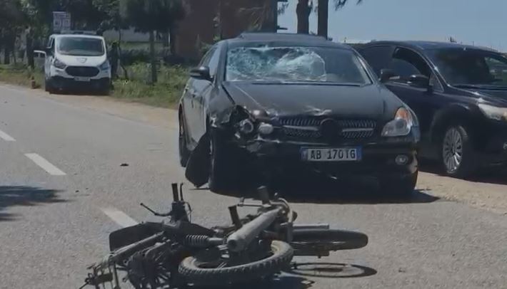 VIDEO/ Aksident në Divjakë, makina përplaset me motorin, pamje nga vendngjarja