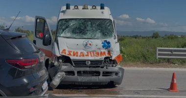 VIDEO/ Autoambulanca përplaset me kamionin në Fier, katër persona të lënduar