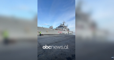 VIDEO/ Kontingjenti i tretë i emigrantëve mbërrin në Shëngjin, transferohen drejt qendrës në Gjadër