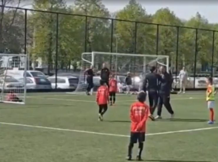 Arbitri fal grushtin/ Gjyqtari Lang në Holandë nuk denoncon agresorin