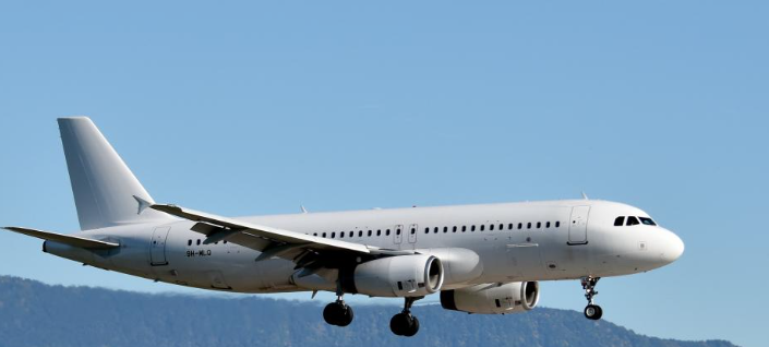 Kolaps ajror në Mbretërinë e Bashkuar  Problemi në software sjell vonesa dhe ndërprerje fluturimesh