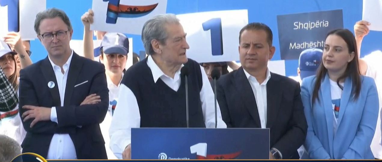 Fushata e demokratëve/ Berisha përkrah me zonjën Çapja, prezanton kandidatët “Madhështorë” në Belsh e Cërrik