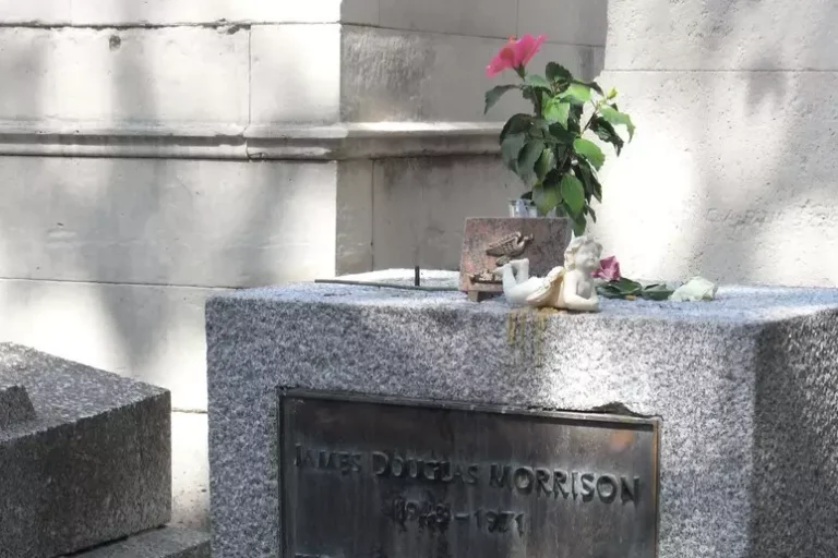 Pas 37 vitesh, gjendet busti i vjedhur i Jim Morrison