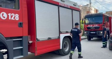 VIDEO/ Përfshihet nga flakët një banesë në Fier, gruaja pëson djegie në fytyrë, transportohet në spital