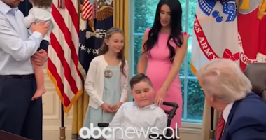 Trump pret familjen shqiptare/ Takim në Shtëpinë e Bardhë, dhuratë për fëmijën me aftësi ndryshe