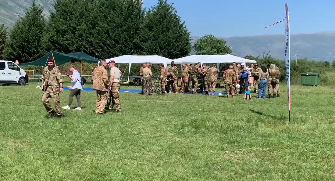 VIDEO/ Gjirokastër, ulen avionë me turistë. 75 parashutistë italianë, sport e turizëm në qytetin e gurtë