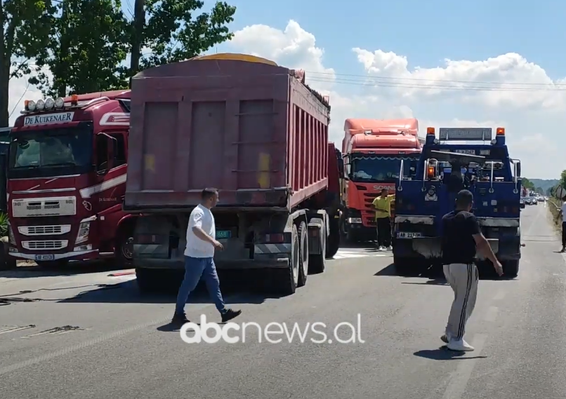 Aksident në Fushë Krujë-Vorë, përplasen tre kamionë