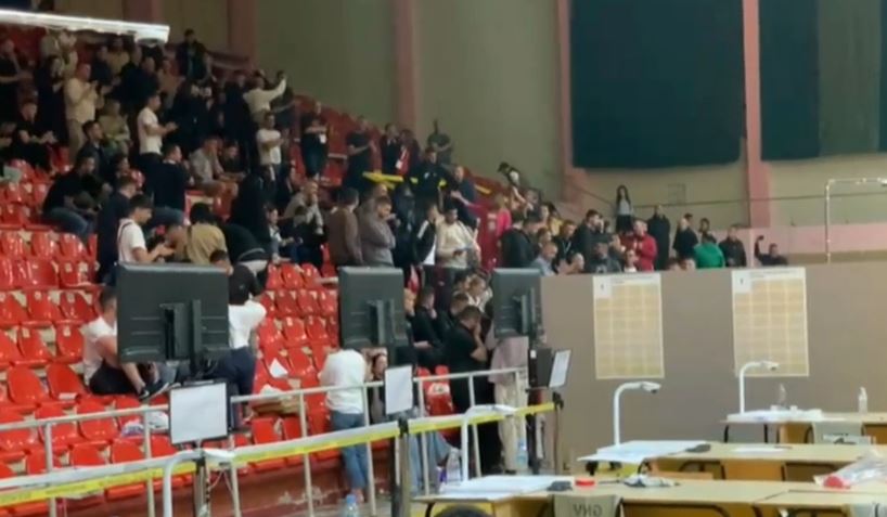Berisha premtoi lirinë, të burgosurit kundër/ Të dënuarit e Vlorës votojnë PS. Socialistët 110 vota, PD 30
