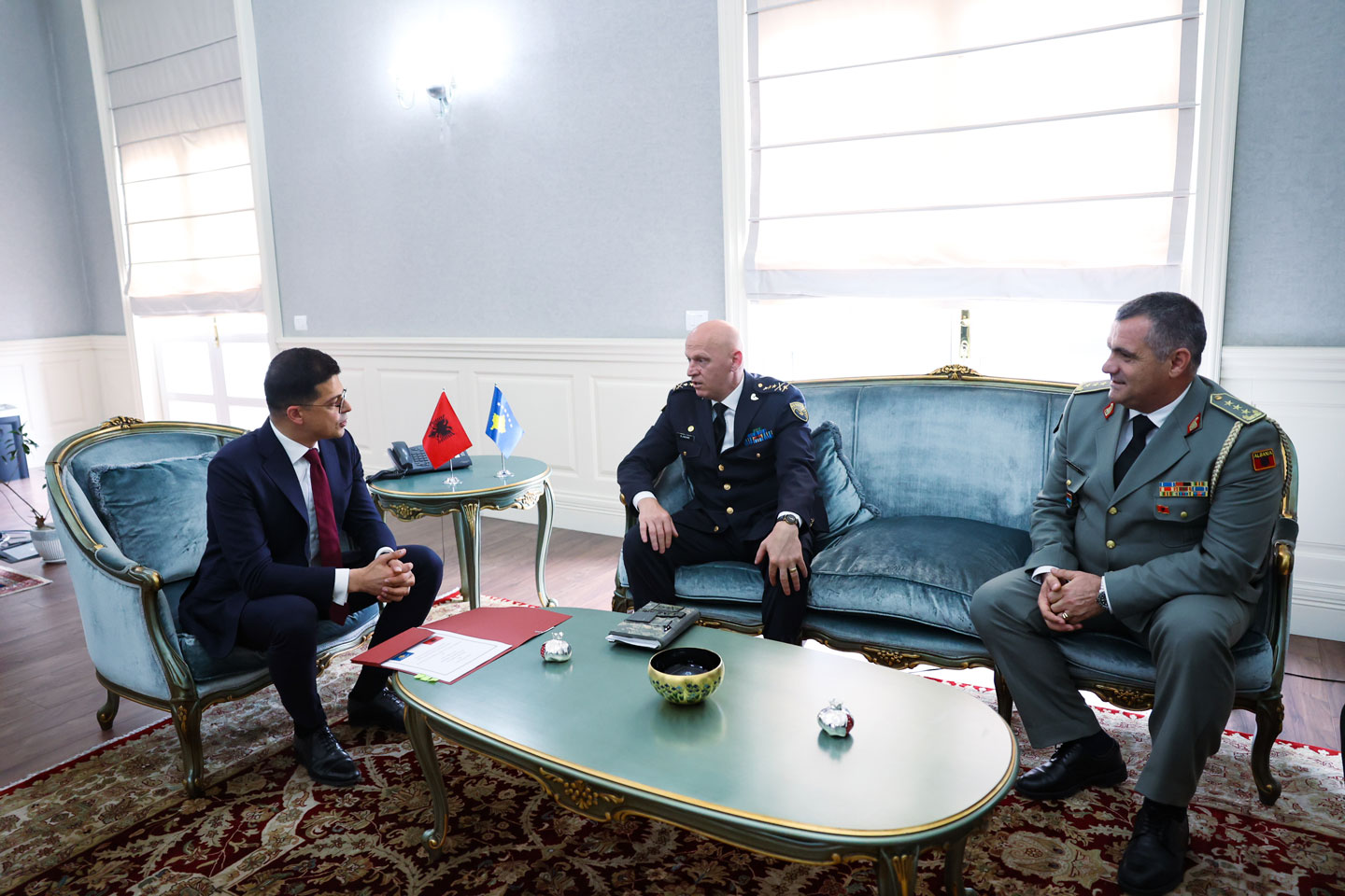 Ministri Vengu pret komandantin e FSK: Shqipëria krah Kosovës për garantimin e stabilitetit në rajon