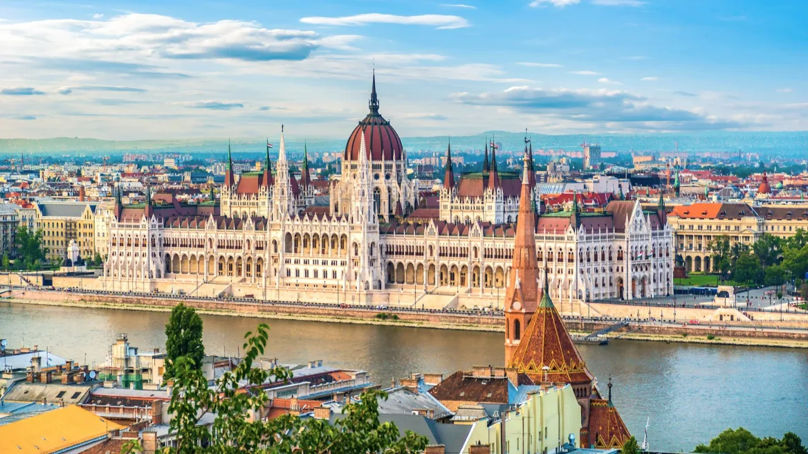 Kievi i akuzoi për spiunazh, Hungaria dëbon dy diplomatë ukrainas