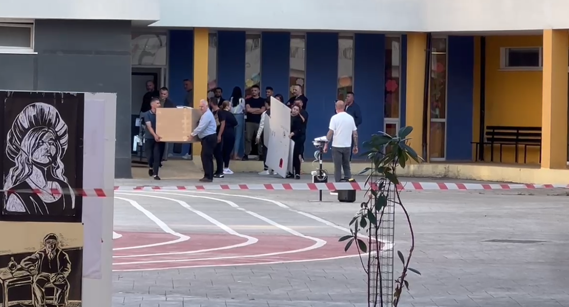 Gara elektorale e 11 majit/ Nis shpërndarja e materialeve zgjedhore në Durrës