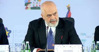 Samiti i BE/ Rama e nis me batutë: Shiun në Tiranë e ‘solli’ Starmer, sa herë largoheni nga Europa qani