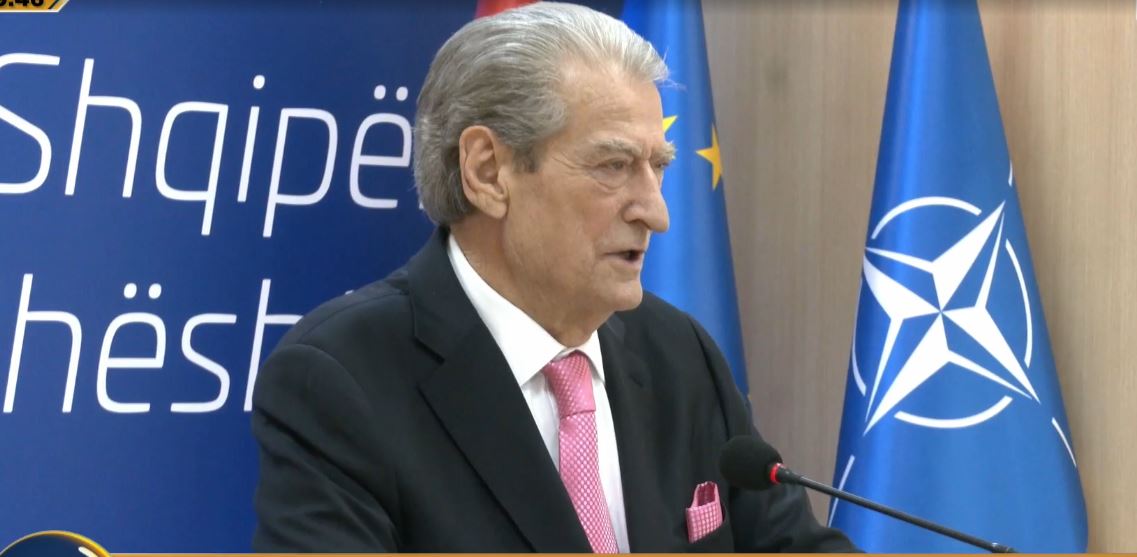 Në Amerikë, me qilim fluturues? Një postim në twitter, turbullon selinë blu