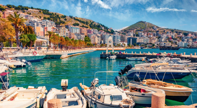 Saranda, ‘poliglote’/ Në mes të sezonit, fliten dhjetëra gjuhë të huaja