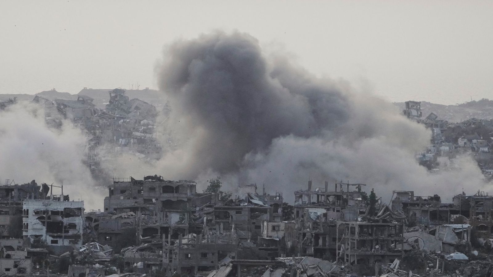 Izraeli dhe Hamasi rifillojnë bisedimet për armëpushim pas sulmeve në Gaza