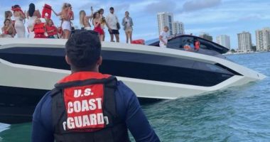 Përmbyset varka luksoze ‘Lamborghini’ në Miami, shpëtojnë mbi 30 persona