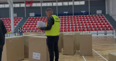 Shpërndahen materialet zgjedhore/ Nën masa të rrepta sigurie, mbërrijnë në KZAZ-të e disa qarqeve