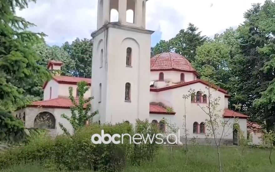 Korçë/ Prifti bie nga çatia e Kishës, dërgohet në spital