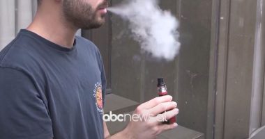 Dëmet e cigareve elektronike/ Mjekët: Lëshojnë lëndë kimike të rrezikshme për mushkërinë
