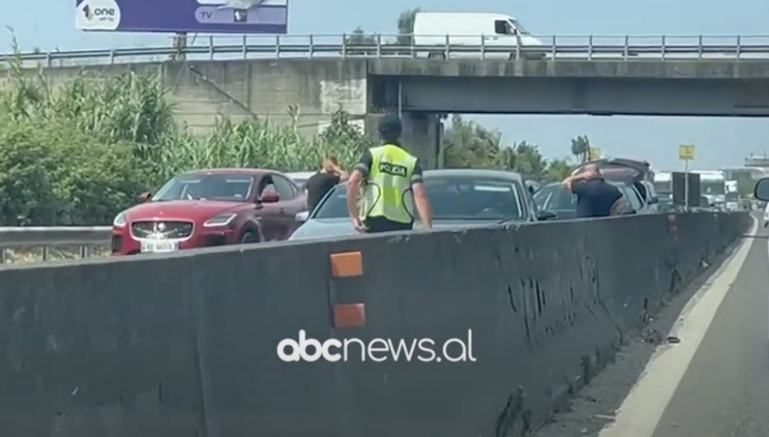 VIDEO/ Aksident në rrugën Durrës-Tiranë, 8 makina të përfshira