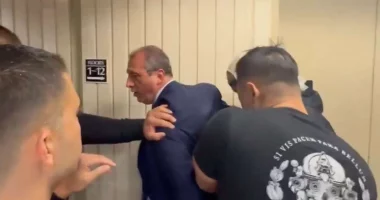 Pranga kandidatit demokrat/ New York, kandidati për bashkinë po nxirrte emigrantin nga gjykata