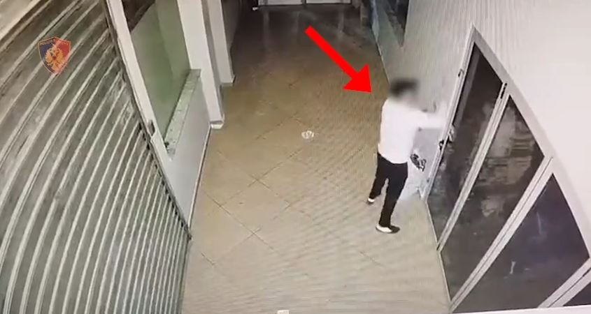 VIDEO/ Vodhi para në çantat e 3 punonjësve të spitalit, arrestohet 40-vjeçari në Elbasan