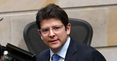 Momenti i sulmit/ Kandidati për president në Kolumbi qëllohet me armë zjarri