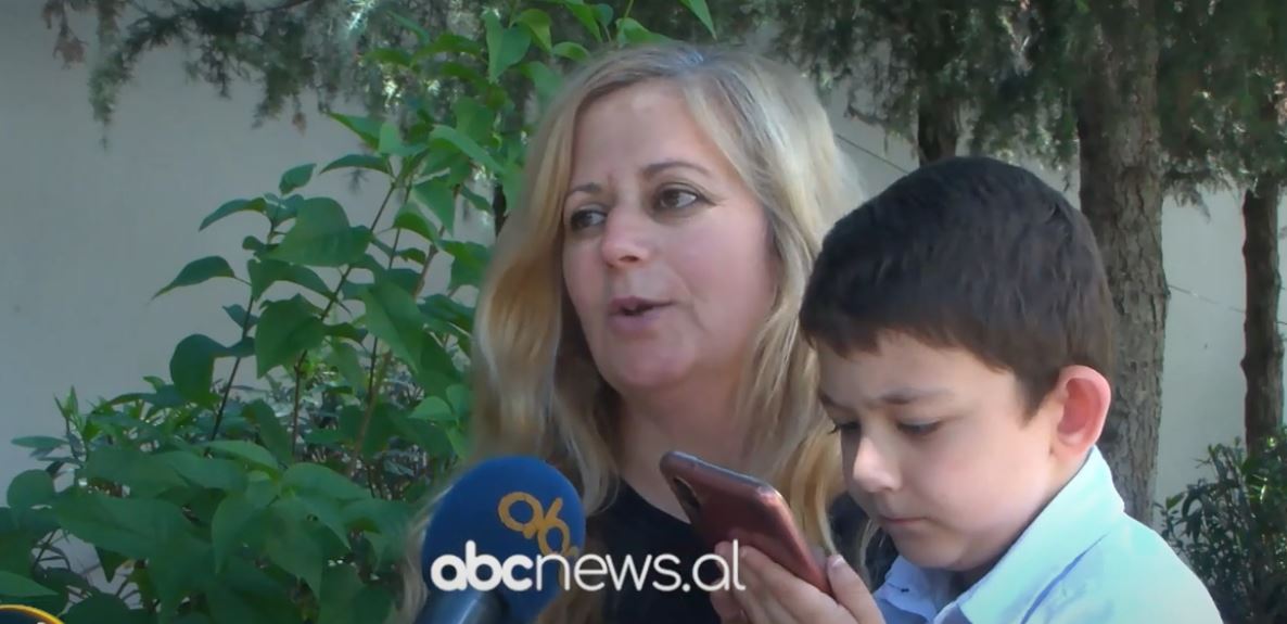 “Nënat janë heroina”/ Problemet shëndetësore të fëmijës, 44-vjeçares ja kthyen spitalin në “shtëpi”